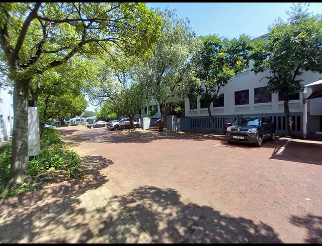 139M² OFFICE TO LET IN BRYANSTON